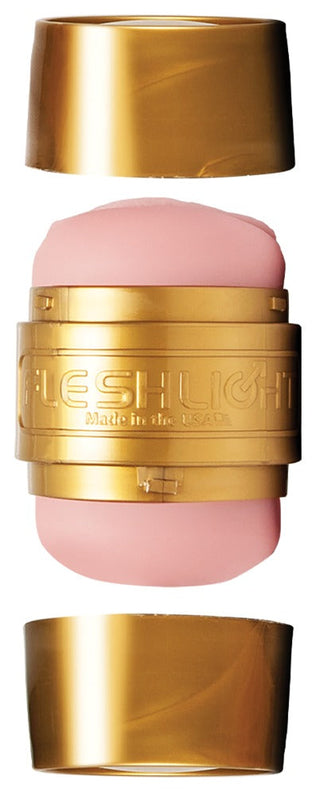 Den lyxiga vuxenleksaken har ett guldhölje och livfull rosa inredning med en konstfullt borttagen mössa. Påminner om Fleshlight Quickshot - Anal & Vagina, den förbättrar uthålligheten och höjer intima stunder. Perfekt för dig som söker en premium sexleksakupplevelse.