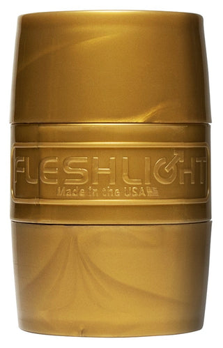 Den guldcylindriska Fleshlight Quickshot - Anal & Vagina, tillverkad i USA, har subtila ytdesigner. Denna kompakta sexleksak är designad för att förbättra uthålligheten diskret och stilfullt.