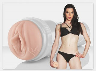 En person i svarta underkläder håller ett köttfärgat föremål som liknar en personlig vårdartikel, tillverkad av superskinnmaterial som finns i populära produkter som Fleshlight - Stoya Vagina.