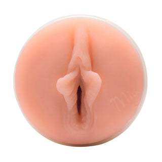 Ett silikonobjekt, som liknar den populära Fleshlight - Mia Malkova-designen, vilar graciöst på en vit bakgrund.