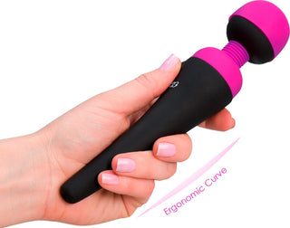En hand håller den eleganta svarta och rosa personliga massageapparaten märkt Palm Power Kraftfull Wand, en modell från PalmPower-serien.