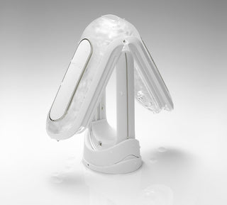 En elegant, vit Tenga Fliphole Zero står upprätt med en modern design, med transparenta, blanka ytor och en mångsidig gångjärnsmekanism. Vattendroppar pryder dess yta för ett fräscht utseende.