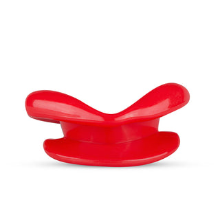 Gag Mun Form Röd är en röd köksredskapshållare i plast med en böjd, öppen design med justerbar storlek mot en vit bakgrund.