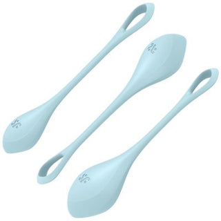Tre ljusblå köksspadar i silikon med öglor, designade lika sömlöst som Satisfyer Yoni Power Knipkulor för att förbättra din matlagningsprecision.