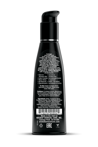 Wicked Aqua Sensitive 120 ml är en elegant svart flaska vegansk hudvård med vit text och en praktisk pumpdispenser, speciellt framtagen för känslig hud.