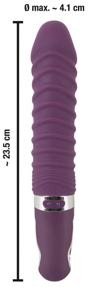 Vibrerande dildo med värmefunktion är en lila ribbad vibrator med silverdetaljer, gjord av flytande silikon. Den mäter cirka 23,5 cm i längd och 4,1 cm i bredd, och erbjuder 12 vibrationslägen för mångsidig njutning.