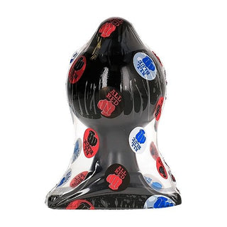 Buttplug - All Black 17,5 cm har en elegant design med röda och blå cirkelmönster, All Red-märkning och en djärv knytnävsgrafik, som erbjuder en spännande och lekfull twist till alla kollektioner samtidigt som den ser till att den sticker ut i alla miljöer.