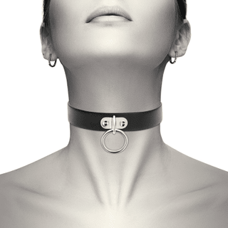Närbild av någon som bär en Halsband med O-Ring, huvudet lätt bakåtlutat.