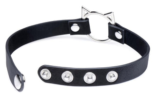 Utforska Kinky Kitty Choker, designad med svart läder och med en kattöronformad ring och justerbara tryckknappar för en perfekt passform.