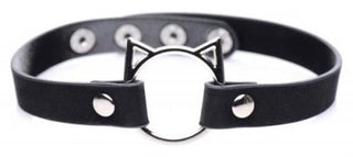 Kinky Kitty Choker är en svart choker gjord av veganskt läder, som visar upp en elegant silverdesign av kattöron med djärva metalldubbar.