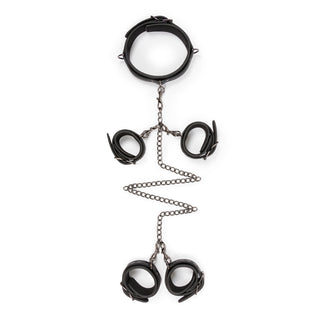 Halsband med fot- och handbojor-setet innehåller en krage, handledsmanschetter och ankelmanschetter, alla vackert förbundna med metallkedjor på en vit bakgrund.