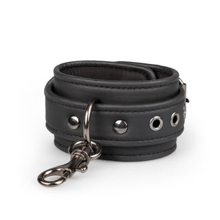Halsband med fot- och handbojor" är en djärv svart lädermanschett, elegant utformad med metalldubbar och krokfäste, vilket gör ett slående uttalande i konstläder.