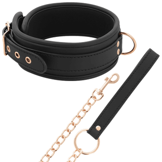 Coquette Fantasy - Halsband Med Koppel är en svart läderkrage med guldkedja och metallspänne.