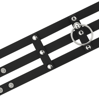 En svart 'Chocker Med 3 Remmar' har metalldubbar och en cirkulär silverring på vit bakgrund, gjord av justerbart veganskt PU-läder.