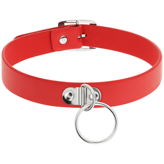 Röd Chocker Med Ring" är en slående röd choker gjord av veganskt PU läder, med en silverring och ett spänne, elegant uppsatt på en vit bakgrund.