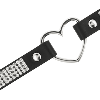 Chokerhalsbandet har en svart läderrem med ett silverhjärtspänne, prydd med kristaller på ena sidan. Tillverkad av högkvalitativa material, ger den gnistan och sofistikering till alla kläder.
