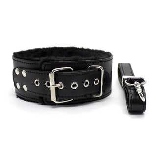 Blaze BDSM Full Set har en svart läderkrage prydd med silverspännen och dubbar, tillsammans med ett matchande koppelhandtag för en utsökt ensemble.
