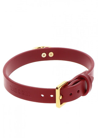 Detta röda läderbälte med guldspänne och elegant präglad text kompletterar TabooM Halsband Med O-Ring perfekt.
