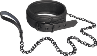 Bdsm Halsband Med Koppel - Blaze erbjuder sofistikering och intriger med sin svarta läderkrage och metallkedja. Detta BDSM-halsband kombinerar en elegant design med hållbarhet, perfekt för dem som söker en justerbar upplevelse.
