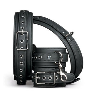 EasyToys - Handbojor & Lårbojor, en uppsättning mörkgröna läderskydd med silverspännen och metallöglor, framkallar en antydan av BDSM-tjusning när de placeras upprätt mot varandra.