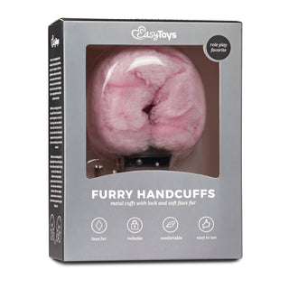 Kartong innehållande Easytoys Metall Handbojor i rosa pälsdesign med lås. Förpackningen framhäver funktioner som mjukt fluff, att vara låsbar, bekväm och enkel att använda. Beskrivs som en "rollspelsfavorit.