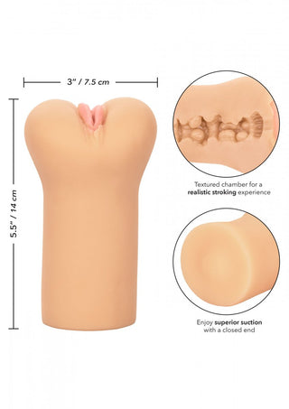 Njut av den ultimata självnjutningupplevelsen med Lösvagina The Flight Attendant, en onanifodral med en strukturerad insida och stängd ände. Tillverkad av Pure Skin-material, ger den en verklighetstrogen känsla samtidigt som den visar upp detaljerade mått och premiumfunktioner.