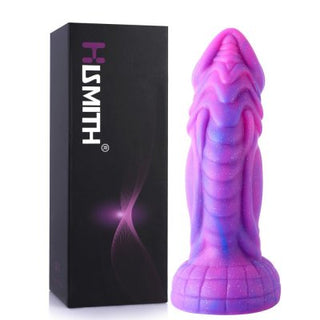 Hismith 8-tums böjda jättedildo är en lila, texturerad leksak för vuxna gjord av silikonmaterial. Den har en bred bas och Stark Sugkopp, förpackad med en svart Hismith-märkt låda, som förkroppsligar premiumkvaliteten hos Hismith Jätte Dildo-kollektionen.