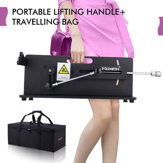 En person i en rosa klänning håller i en elegant svart bärbar maskin märkt Hismith. Hismith Premium Sexmaskin - Table Top 2-appen kombinerar elegans med banbrytande teknik för en oöverträffad upplevelse.