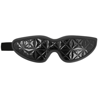 BegMe Svart Fetish Ögonmask är en svart geometrisk ögonmask gjord av veganskt läder, som visar intrikata triangulära mönster och en justerbar elastisk rem för perfekt passform.