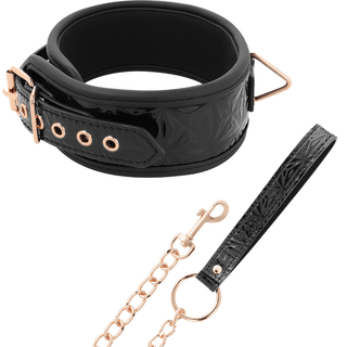 BegMe Halsband Med Koppel är en BDSM-krage i svart och roséguld med ett spänne, tillverkad av veganskt läder och dekorativa mönster. Den är ihopkopplad med ett matchande kedjekoppel med ett öglehandtag av nickelfri metall.