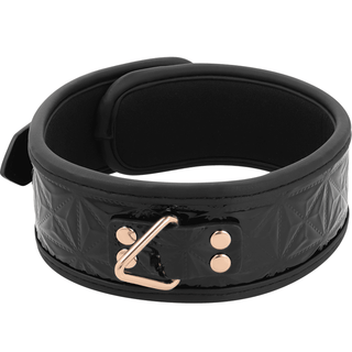 BegMe Halsband Med Koppel är ett svart quiltat veganskt läderarmband med roséguld hårdvara, med en nickelfri metall D-ring.