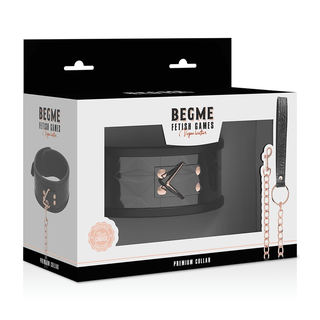 BegMe Halsband Med Koppel" har en BDSM-krage i veganskt läder med roséguldaccenter och ett kedjekoppel. Den kommer i en låda som på ett slående sätt visar upp kragen och kopplet mot en elegant vit och svart bakgrund, vilket framhäver dess elegans med nickelfria metallkomponenter.