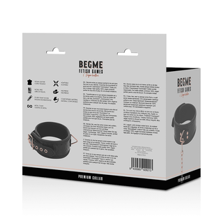 BegMe Halsband Med Koppel"-förpackningen framhäver en BDSM-krage med slitstarka metallspännen och ikoner, tillverkade av veganskt läder och nickelfri metall, mot en ljusgrå bakgrund med en elegant svart nederkant.