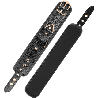 Förbättra din stil med BegMe Premium Handbojor, med ett texturerat svart och guld veganskt läderarmband. Dess justerbara spänne säkerställer en perfekt passform, vilket ger sofistikering till alla kläder.
