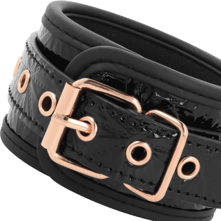 BegMe Premium Handbojor-armband har svart veganskt läder med ett guldspänne och flera justerbara hål.