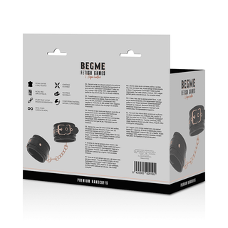 Boxförpackningen till BegMe Premium Handbojor visar produktbilder och detaljer i svartvitt. Dessa snygga, grymhetsfria handbojor, gjorda av veganskt läder, lyfter din bondageupplevelse genom att ge både komfort och kontroll.