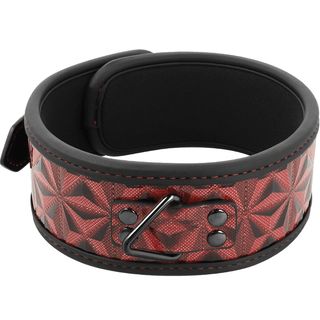 BegMe Röd Halsband Med Koppel är en röd och svart mönstrad handledsmanschett med en elegant metallkrok och bekvämt neoprenfoder, perfekt för stil och hållbarhet.