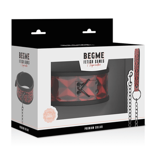 BegMe Röd Halsband Med Koppel"-förpackningen visar elegant upp en röd och svart premium BDSM-krage med kedja. En del av fetischspelserien, den är gjord av veganskt läder och nickelfri metall, med märket "Begme" markerat på en låda med ett genomskinligt frontfönster.