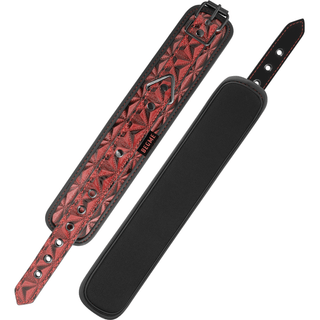 BegMe Red Premium Handbojor är ett rödmönstrat gitarrband tillverkat av veganskt läder, med en geometrisk design med svart vaddering. Den inkluderar justerbara metallspännen och hål för längdanpassning, blandningsstil och funktionalitet.