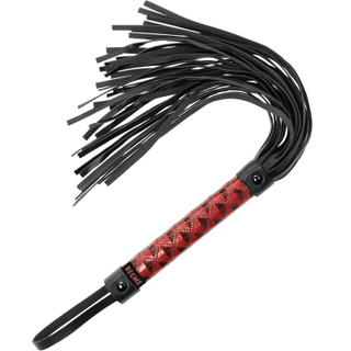 BegMe Vegan Leather Flogger, i svart och rött, har ett flätat handtag med flera svansar. Den visas på en vit bakgrund och utformad för en oförglömlig BDSM-upplevelse, komplett med en rem i basen för enkelt grepp.