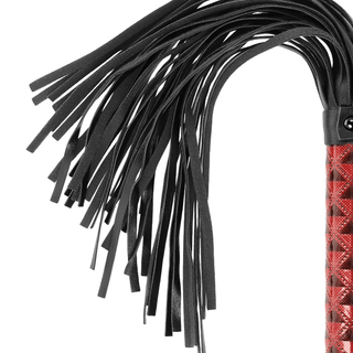 Närbild av den hållbara och bekväma BegMe Vegan Leather Flogger med flera svansar fästa på ett texturerat rött handtag, isolerad på en vit bakgrund – perfekt för att förbättra din BDSM-upplevelse.