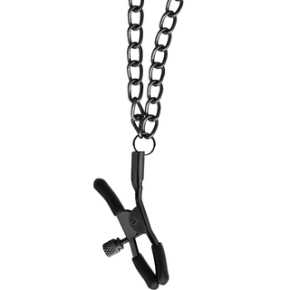 Begme Nipple Clamps har en svart metallkedja fäst vid justerbara klämmor med gummispetsar, perfekt för bröstvårtspel under BDSM-sessioner.