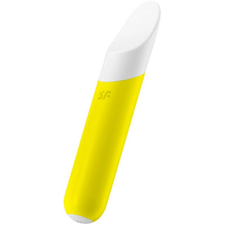 Satisfyer Ultra Power Bullet 7 är en elegant, långsträckt gul och vit elektronisk enhet med en lutande topp, med en liten logotyp nära toppen. Den ställs mot en vanlig vit bakgrund.