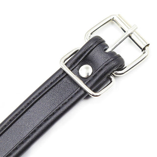 Närbild av Ohmama Justerbara Handbojor med ett glänsande silverspänne och metallnål för en elegant, justerbar passform.