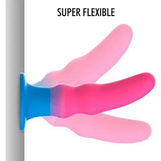 Upptäck förtrollningen med Mythology Fantasy Dildo, en silikonkreation i levande blå och rosa nyanser med en flexibel design och robust sugkoppsbas mot en skarp vit bakgrund.