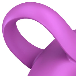 Närbild av ett lila, böjt plasthandtag fäst på en slät yta, som påminner om den eleganta Satisfyer Bold Lover.