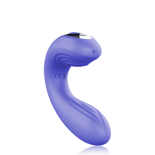 Mr Boss Josef Pulsating Parvibrator har en elegant, böjd lila design med dubbelmotorteknik, vackert visad mot en vit bakgrund.