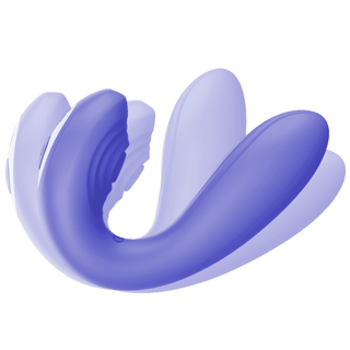 En 3D abstrakt lila form med böjda, överlappande former på en vit bakgrund framkallar den dynamiska designen av Mr Boss Josef Pulsating Parvibrator.