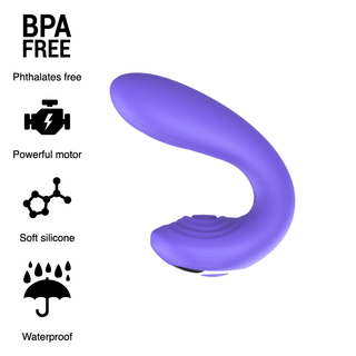 Mr Boss Josef Pulsating Parvibrator, gjord av lila ergonomisk silikon, har en böjd design med dubbelmotorteknik för förbättrad känsla. Den är BPA-fri, ftalaterfri, har en kraftfull motor, mjuk konsistens och är vattentät. Ikoner representerar varje funktion till vänster.