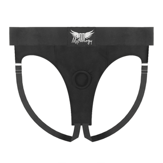 Mythology Fantasy Strapon Harness har en svart design med en cirkulär utskärning och vinglogotyp på midjebandet. Tillverkad av ekologiskt material, denna justerbart-sele blandar sömlöst stil och hållbarhet.